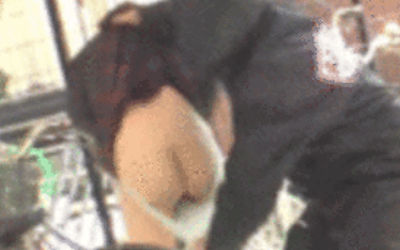 街中でパンツを脱がせるイタズラ系のGIFエロ画像 ④