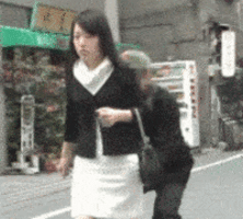 街中 パンツ 脱がせる イタズラ GIF エロ画像【2】