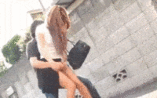 街中 パンツ 脱がせる イタズラ GIF エロ画像【3】