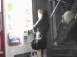 街中 パンツ 脱がせる イタズラ GIF エロ画像【5】