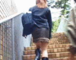 街中 パンツ 脱がせる イタズラ GIF エロ画像【6】