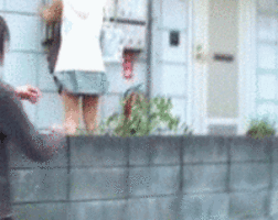 街中 パンツ 脱がせる イタズラ GIF エロ画像【9】