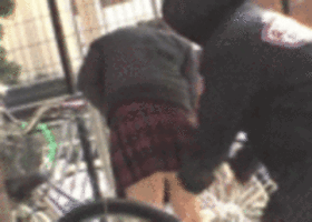 街中 パンツ 脱がせる イタズラ GIF エロ画像【10】