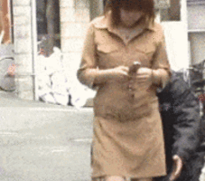 街中 パンツ 脱がせる イタズラ GIF エロ画像【11】