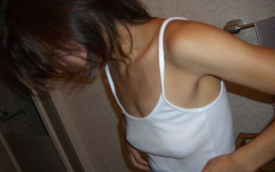 薄着な貧乳キャミソールのノーブラ乳首画像集 ①