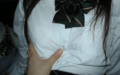 服着た女の着衣おっぱいを揉むエロ画像 ①