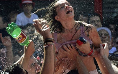おっぱい揉み放題なスペインのサン・フェルミン祭画像集 ③