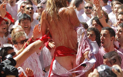 おっぱい揉み放題なスペインのサン・フェルミン祭画像集 ④