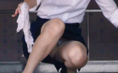 OLがしゃがみパンチラで掃除してるエロ画像 ③