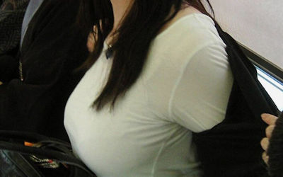 おっぱいが大きいOLの着衣巨乳街撮りエロ画像 ①