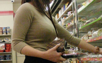おっぱいが大きいOLの着衣巨乳街撮りエロ画像 ④