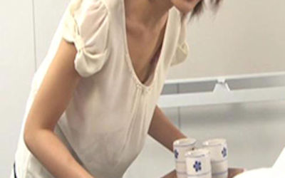 会社のお茶出しOL！セクシーな来客応対のエロ画像 ②