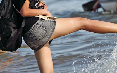 潮干狩りパンチラなど海辺のパンツ激写エロ画像 ①