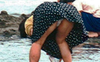 潮干狩りパンチラなど海辺のパンツ激写エロ画像 ④
