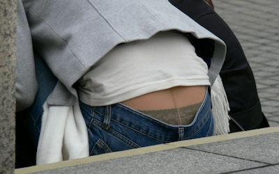 パンツとパンスト両方はみ出る腰パンチラのエロ画像 ①
