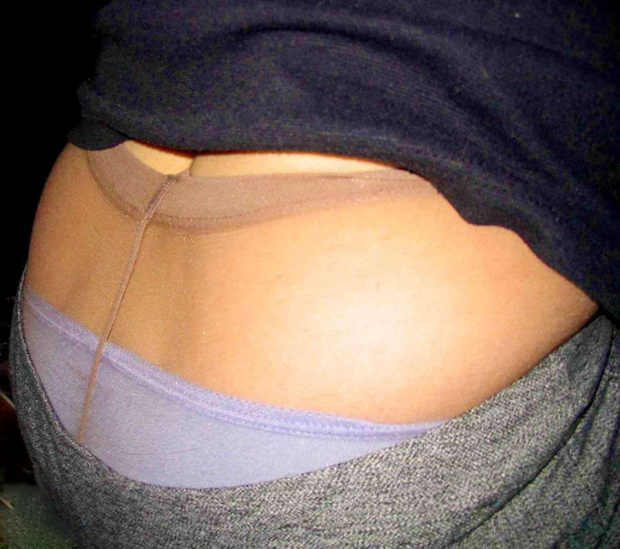 パンツ パンスト 両方 はみ出る 腰パンチラ エロ画像【6】