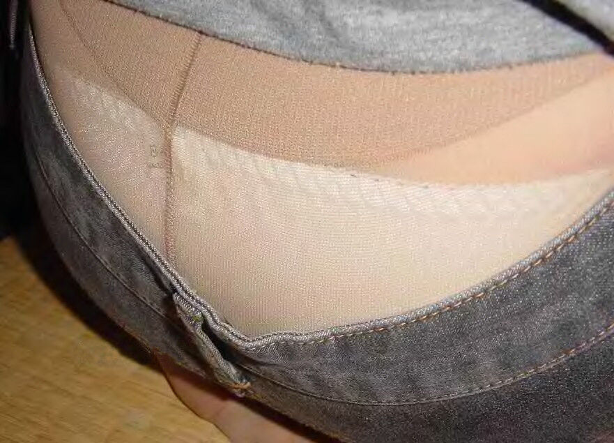 パンツ パンスト 両方 はみ出る 腰パンチラ エロ画像【8】