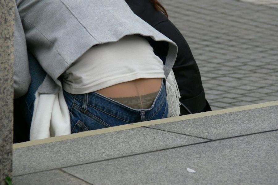 パンツ パンスト 両方 はみ出る 腰パンチラ エロ画像【10】