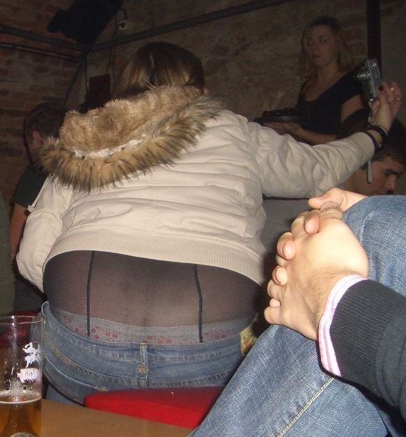 パンツ パンスト 両方 はみ出る 腰パンチラ エロ画像【22】
