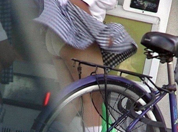 JK 風 パンチラ 登下校中 風チラ ハプニング エロ画像【14】