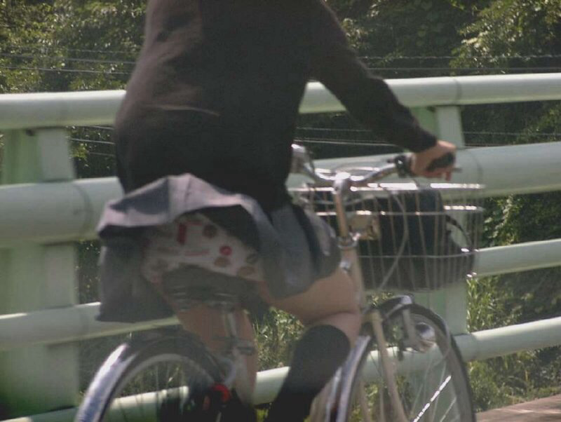 JK 風 パンチラ 登下校中 風チラ ハプニング エロ画像【15】