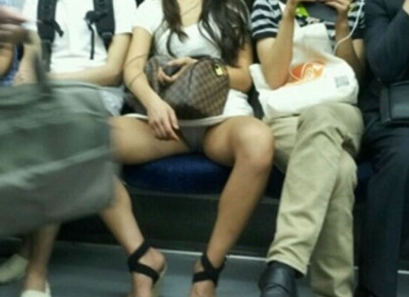 電車パンチラでパンツがモロ見えな画像限定まとめ