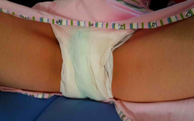 おむつプレイ！成人女性の赤ちゃん返りなエロ画像 ③