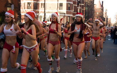 街がクリスマスムードな野外露出サンタのエロ画像 ②