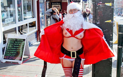 街がクリスマスムードな野外露出サンタのエロ画像 ④