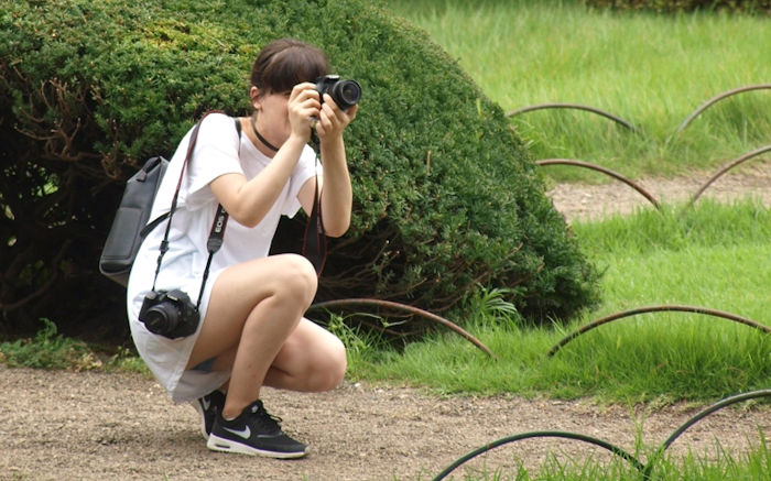 撮ってるつもりが撮られてる素人さん達のしゃがみパンチラ画像