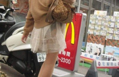 透けパンしていることに全く意識がいっていないエロい女