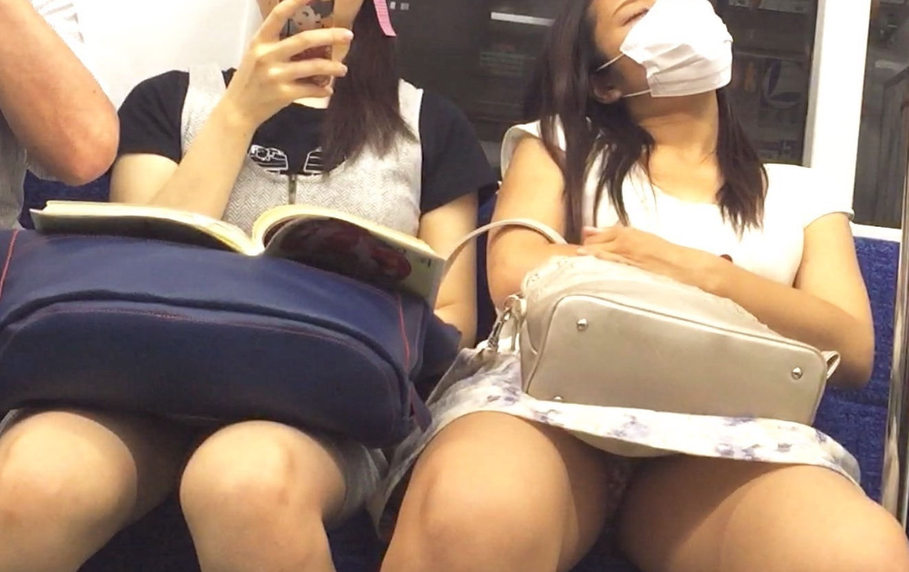 お疲れで眠ってる素人さんのパンチラ見えてるから撮ってみた