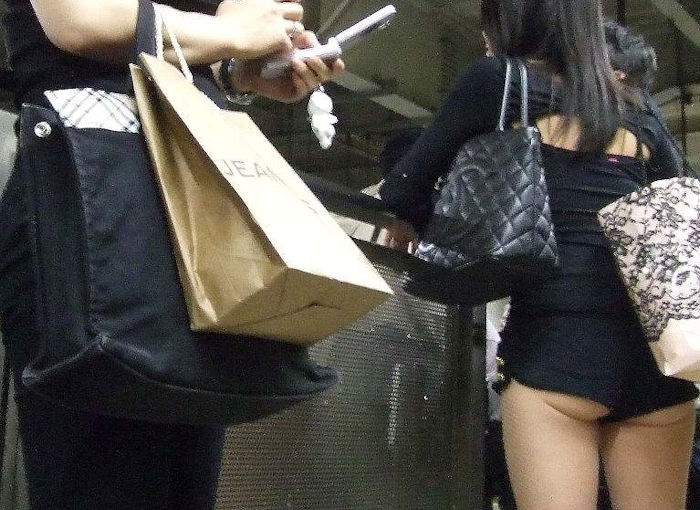 尻がはみ出しても全く気にもとめない最近の若い女子達