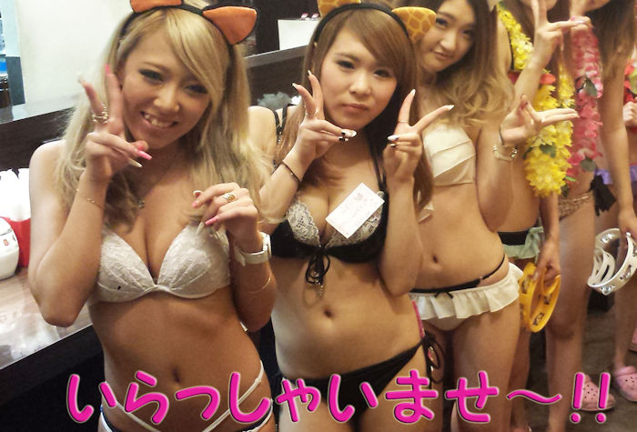 若い子達が肌を露出してる姿がエロいガールズ居酒屋の店員