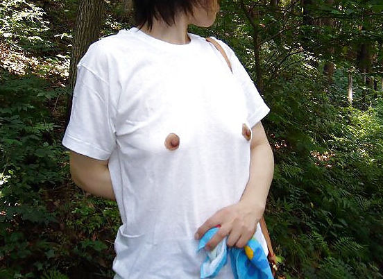 穴開き乳首！着衣くり抜き切り抜きエロ画像