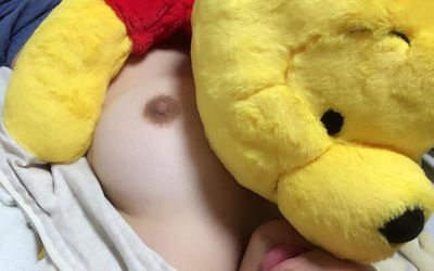 女神がぬいぐるみともふもふ自撮りしてるエロ画像 ①