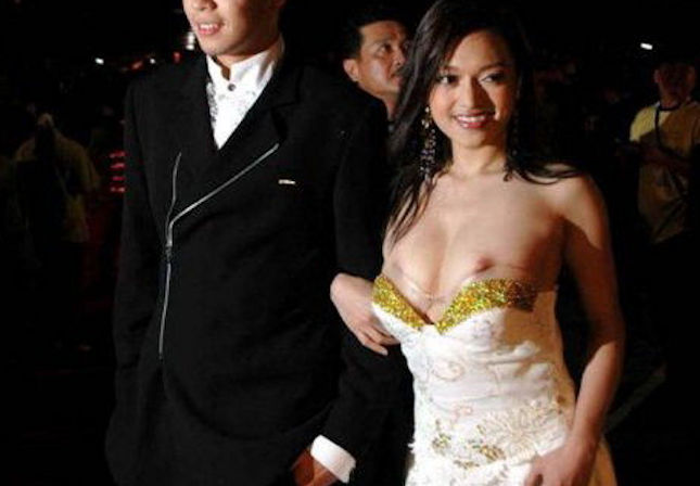 花嫁や新婦友人の結婚式胸チラ乳首チラ画像集