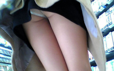 前屈みでパンチラパンモロするミニスカOLのエロ画像 ④
