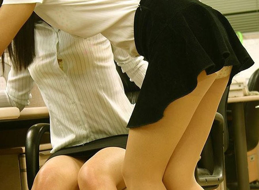 前屈みでパンチラパンモロするミニスカOLのエロ画像