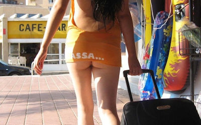 街撮りミニスカ外国人のお尻ハミケツエロ画像 ③