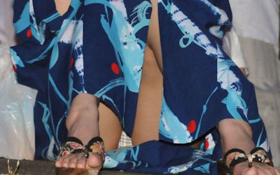 浴衣の裾からパンチラ・パンモロ・マンチラ画像 ②