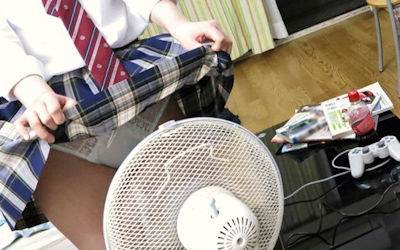 冬だけど扇風機の風パンチラパンモロエロ画像 ①