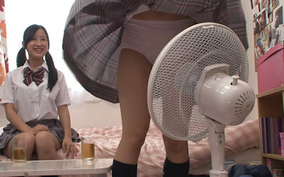冬だけど扇風機の風パンチラパンモロエロ画像 ②