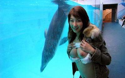 おっぱいだけ露出する野外たくし上げのエロ画像 ①
