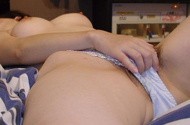 彼氏に見られながらオナる女！素人女性がガチでオナニーしてるエロ画像ｗｗｗｗ