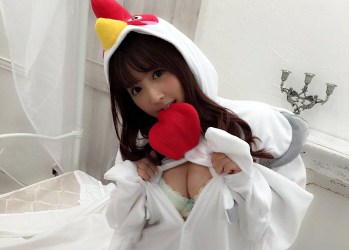 元SKE三上悠亜、今年の干支のお○ぱいポロリ酉年コスプレがエ□可愛すぎｗｗｗ