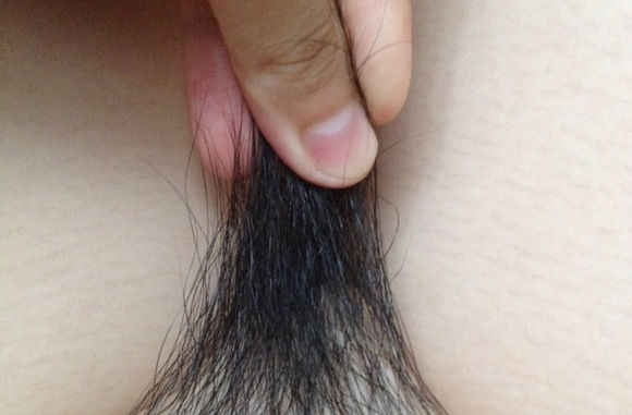 ちょっとｗｗマン毛を引っ張って遊んでる女…なにしてんのｗｗｗｗｗ【画像25枚】