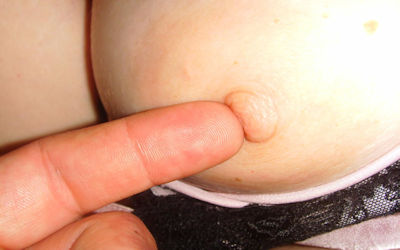 指で乳首やおっぱいをつんつんぷにぷにしてるエロ画像 ④