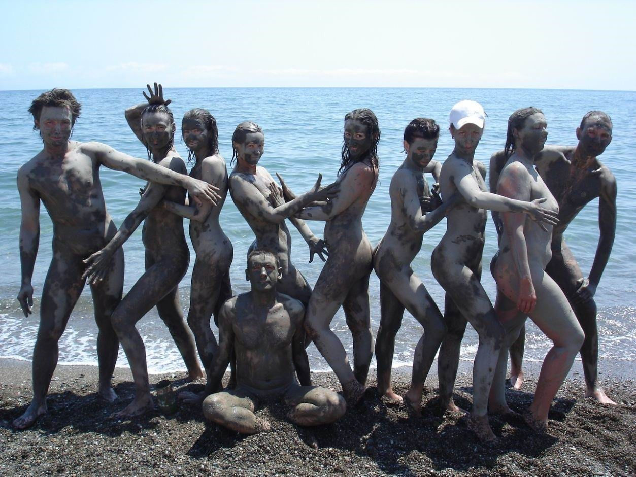 全身泥まみれな外国人のマッドなエロ画像