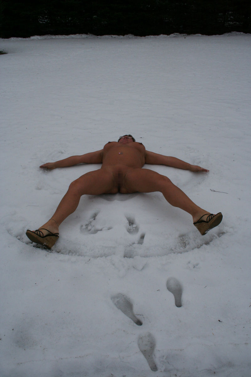 裸 雪 飛び込む 雪上 寝転び エロ画像【32】